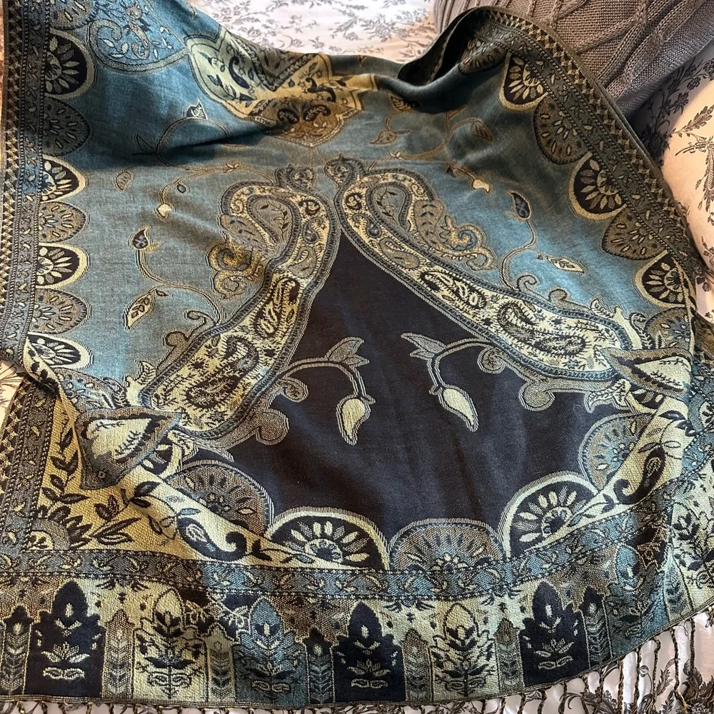 Elegant Black and Green Paisley Scarf shawl - Picture 2 of 3